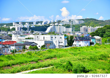 稲城大橋／多摩川より向陽台方面を望む(東京都稲城市)【2022.7】 92667327