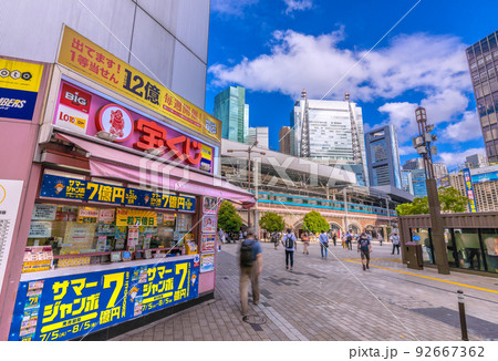 日本の東京都市景観 新橋駅や宝くじ売場などを望む 92667362