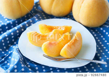 カットした黄桃 カットした黄桃 92667480