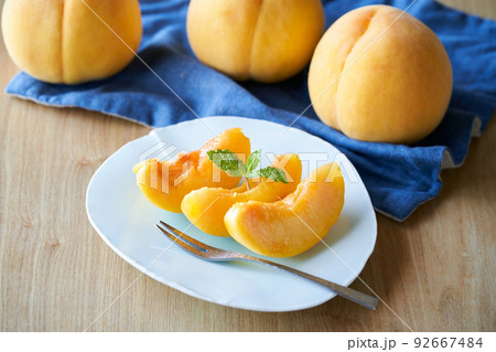 カットした黄桃 カットした黄桃 92667484