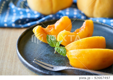 カットした黄桃 カットした黄桃 92667497