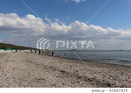 春の千葉県稲毛海浜公園の砂浜 92667834