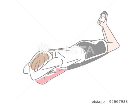 足の裏に湿布を貼って休む女性 足の裏に湿布を貼って休む女性 92667988