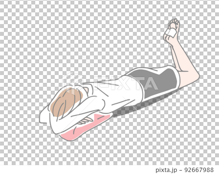 足の裏に湿布を貼って休む女性 足の裏に湿布を貼って休む女性 92667988