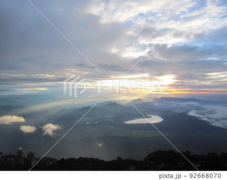 富士山から望む夜明けの山中湖 92668070