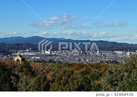 11月の埼玉県入間市桜山展望台から見る飯能市街地 11月の埼玉県入間市桜山展望台から見る飯能市街地 92668436