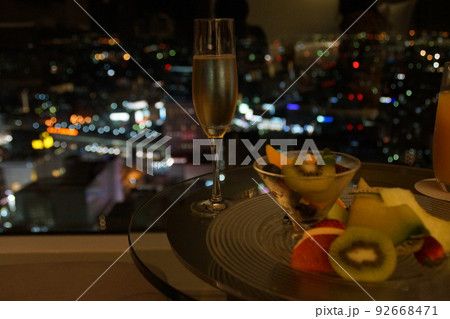 ワインと夜景 92668471