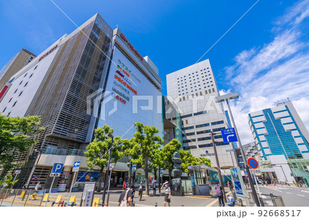 日本の川崎都市景観　川崎駅前の人気スポット・カワスイ川崎水族館などを望む 92668517