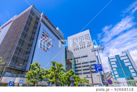 日本の川崎都市景観　川崎駅前の人気スポット・カワスイ川崎水族館などを望む 92668518