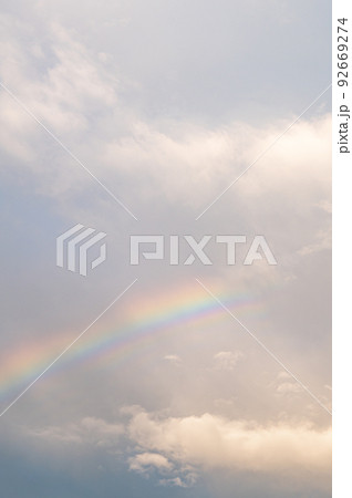 夏の夕空にかかる虹 92669274