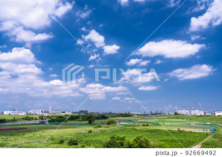 《東京都》青い空と白い雲・夏空の荒川河川敷 92669492