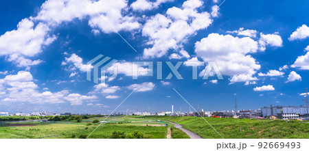 《東京都》青い空と白い雲・夏空の荒川河川敷 92669493