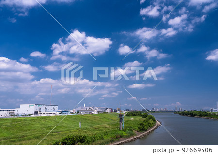 《東京都》青い空と白い雲・夏空の荒川河川敷 92669506