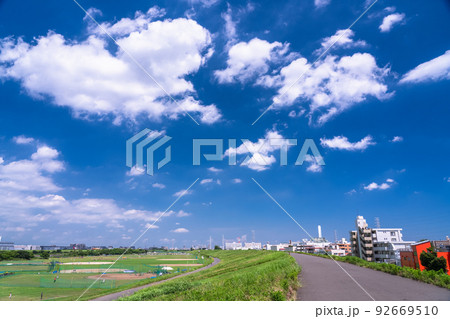 《東京都》青い空と白い雲・夏空の荒川河川敷 92669510