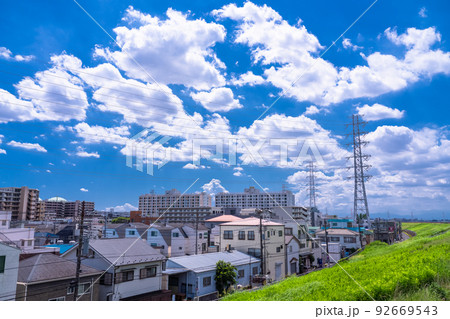 《東京都》夏空と住宅街・荒川土手 92669543