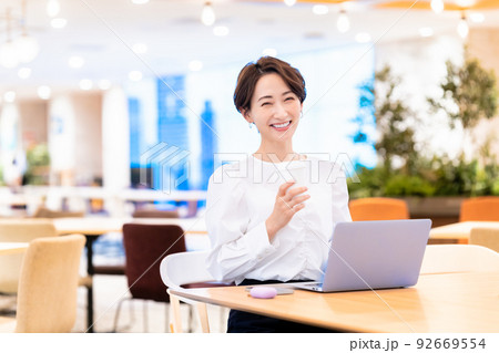 オフィスでコーヒーブレイクするミドルの女性 92669554