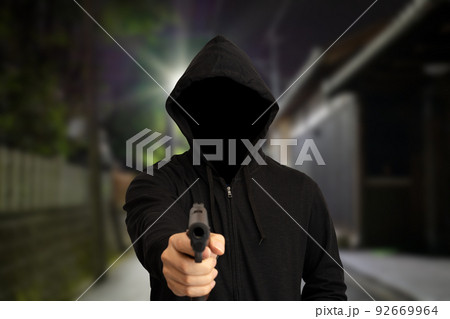 住宅街に現れた銃を持つ人物 住宅街に現れた銃を持つ人物 92669964