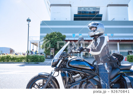 大型アメリカンバイクで横浜をツーリングする笑顔の女性ライダー 92670841