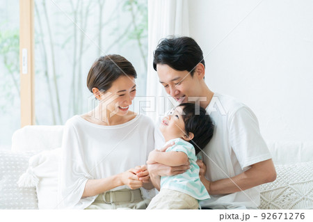 リビングにいる笑顔の親子(家族・ファミリー・育児・子育て) リビングにいる笑顔の親子(家族・ファミリー・育児・子育て) 92671276