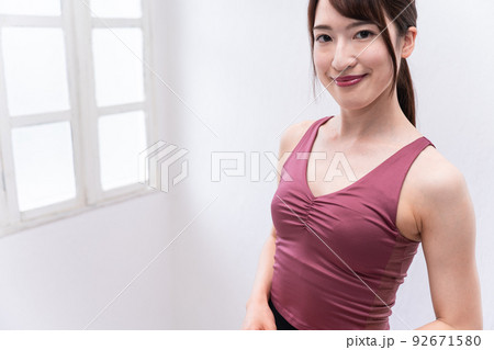 スポーツ　ヨガ　女性インストラクター 92671580