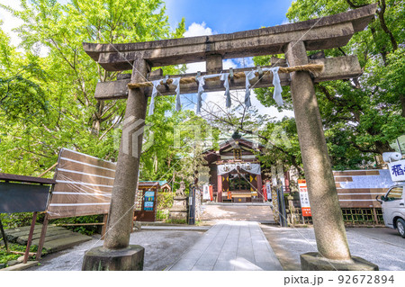 日本の川崎都市景観　緑に包まれた川崎の稲毛神社 92672894