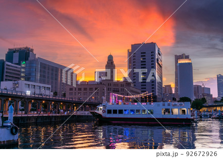 《神奈川県》横浜ベイエリアの風景・夏の夕暮れ 92672926