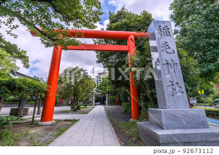 日本の川崎都市景観　緑に包まれた川崎の稲毛神社 92673112