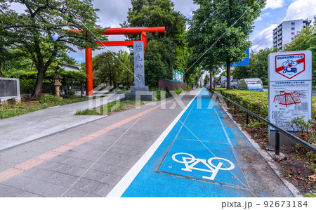 日本の川崎都市景観 緑に包まれた川崎の稲毛神社(右の歩道には青色の自転車優先レーンが設けられた) 日本の川崎都市景観 緑に包まれた川崎の稲毛神社(右の歩道には青色の自転車優先レーンが設けられた) 92673184