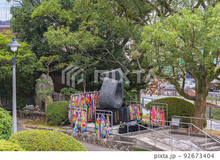 [九州・長崎] 国立長崎原爆死没者追悼平和祈念館の原爆慰霊碑と不戦平和之塔。 92673404