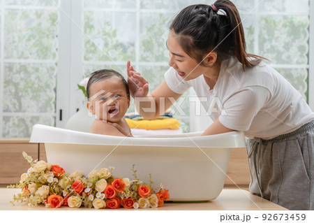 mom baby bath 