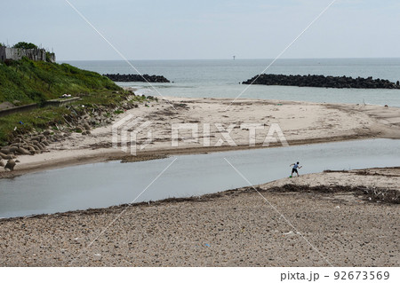 写真 内海で石投げをして遊ぶ少年 写真 内海で石投げをして遊ぶ少年 92673569