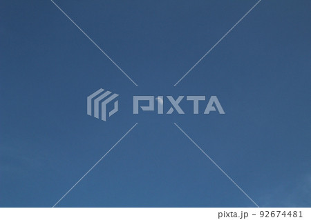 昼間の半月 92674481