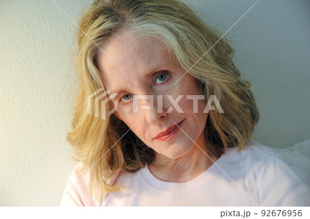 Female beauty expressions indoors. 92676956