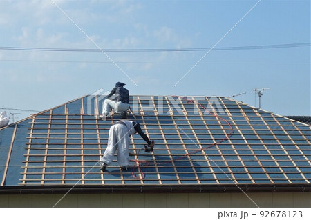 防災瓦への交換工事（防水工事　ルーフィング）　素材　背景 92678123