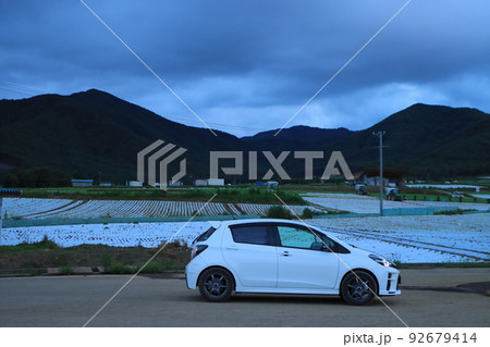 車と夕暮れの田舎の風景 92679414