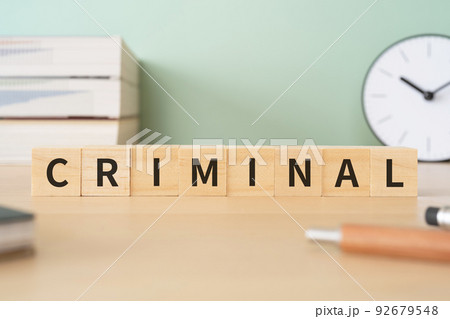 犯罪者・犯罪のイメージ｜「CRIMINAL」と書かれたブロックが置かれたデスク 92679548