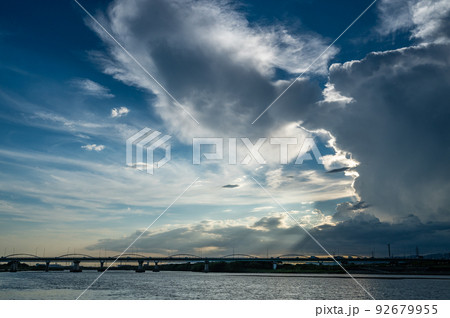 淀川の空に広がる黒い雲 淀川の空に広がる黒い雲 92679955