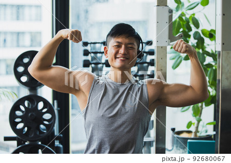 フィットネス　男性　筋肉　ボディビル 92680067