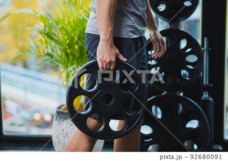 フィットネス　男性　筋肉　ボディビル 92680091