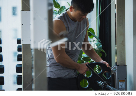 フィットネス　男性　筋肉　ボディビル 92680093