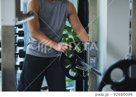 フィットネス　男性　筋肉　ボディビル 92680096