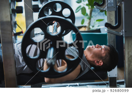 フィットネス　男性　筋肉　ボディビル 92680099