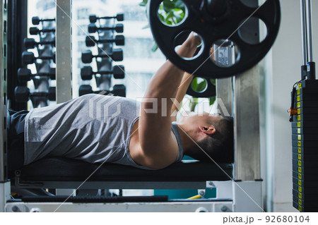 フィットネス　男性　筋肉　ボディビル 92680104