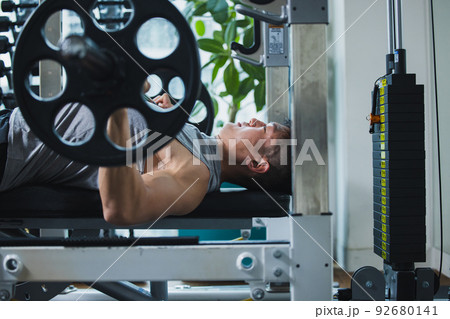 フィットネス　男性　筋肉　ボディビル 92680141