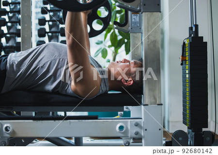 フィットネス 男性 筋肉 ボディビル フィットネス 男性 筋肉 ボディビル 92680142