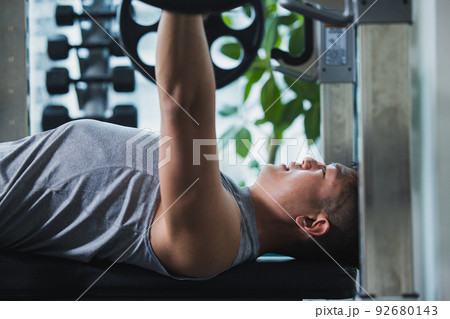 フィットネス 男性 筋肉 ボディビル フィットネス 男性 筋肉 ボディビル 92680143