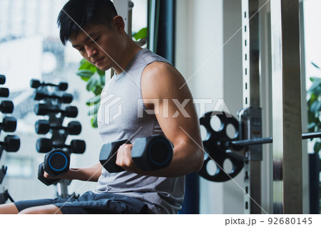 フィットネス　男性　筋肉　ボディビル 92680145