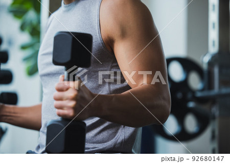 フィットネス　男性　筋肉　ボディビル 92680147
