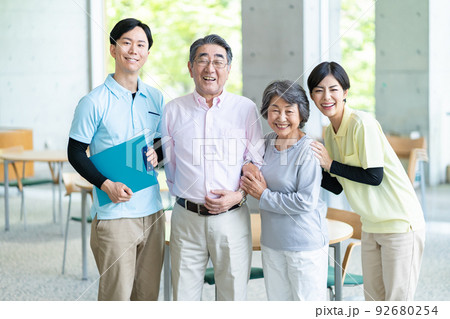 介護士とシニア夫婦 介護士とシニア夫婦 92680254