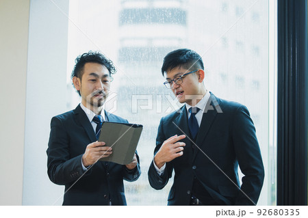 2人のビジネスマン 92680335